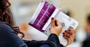 Supreme Court allows states to count mail-in ballots that arrive late, rejecting RNC challenge Supreme Court allows states to count mail-in ballots that arrive late, rejecting RNC challenge