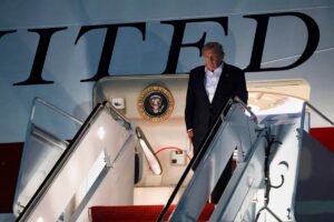 Trump swaps planes via catering truck after Iranian threats, reports say Trump swaps planes via catering truck after Iranian threats, reports say